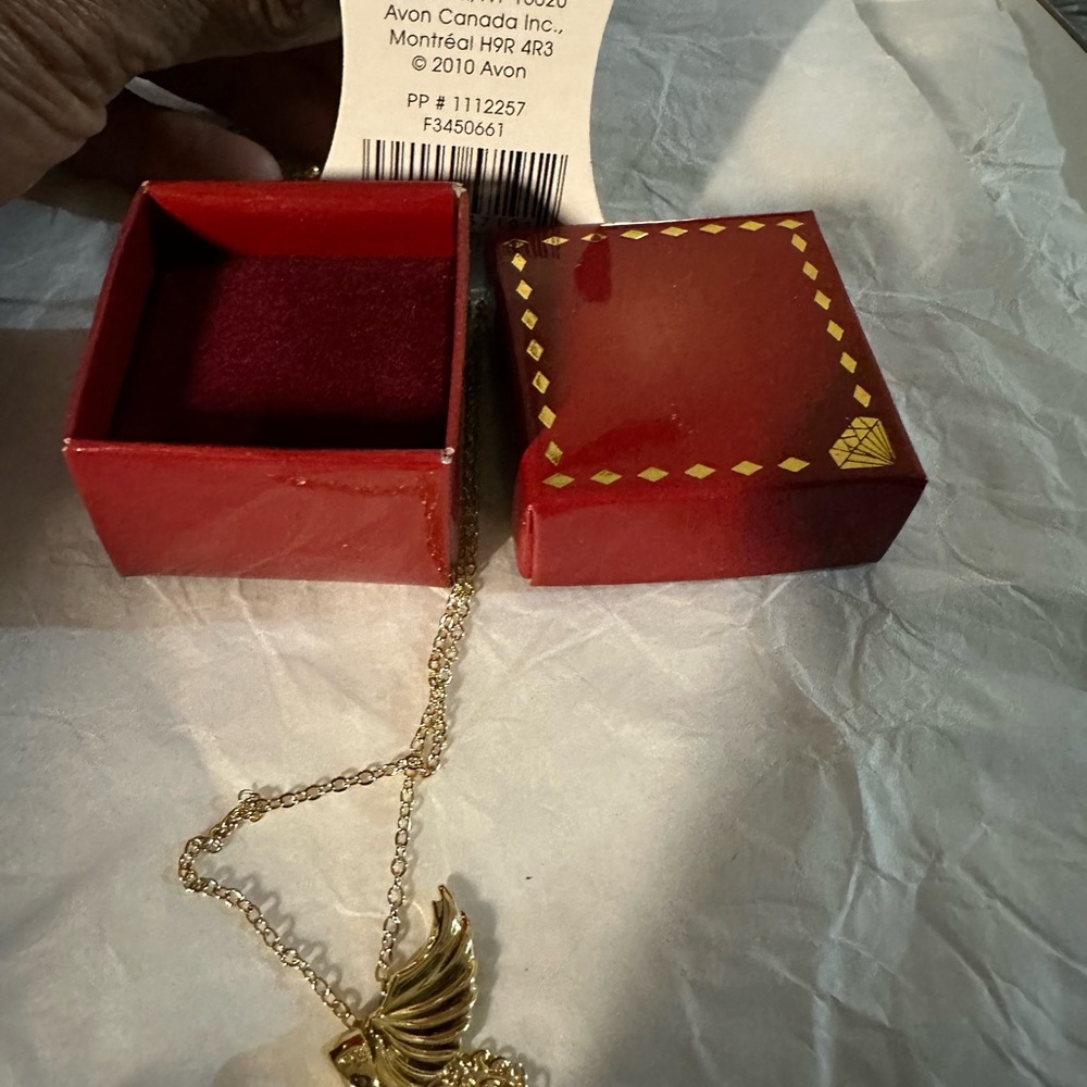 Avon vintage FAVORITE TREASURE PENDANT NECKLACE- LOCK AND KEY - Picture 15 of 15